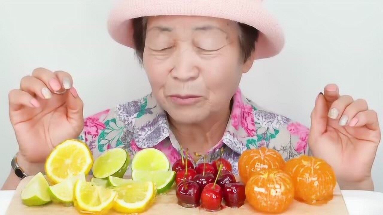 8旬老奶奶的年轻秘诀就是多吃水果,亮晶晶的冰糖水果是她的最爱