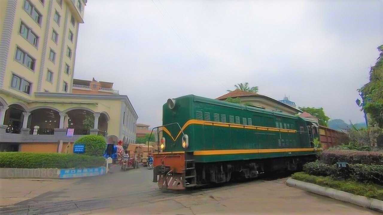 旅者来到中越边境越南绿皮火车正开向中国一起去现场看看