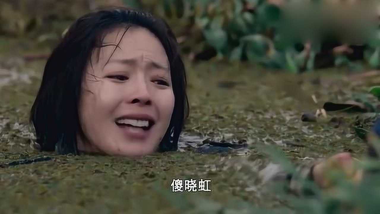 美女扎进沼泽地里玩耍进去就出不来