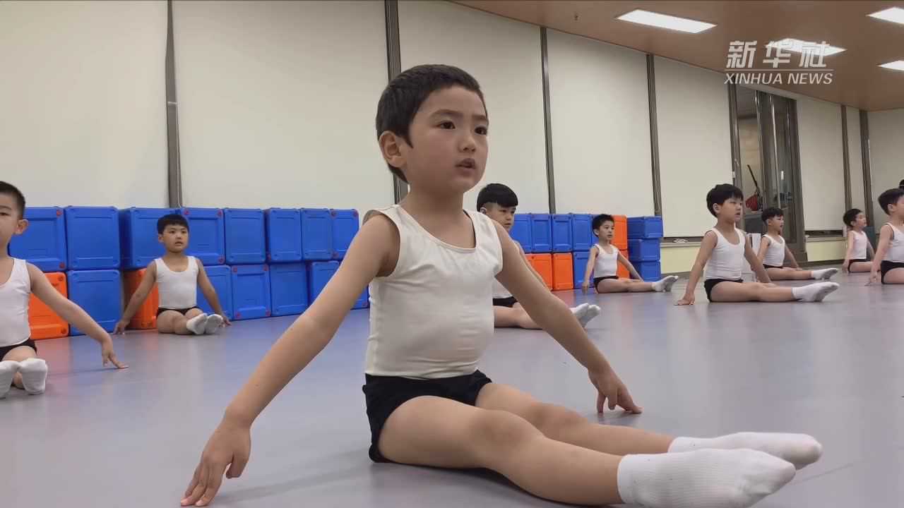 看 学芭蕾舞的小男孩