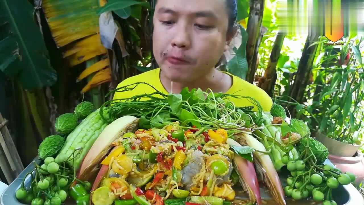 泰国网红吃播,生吃凉拌海鲜,看着都腥!_腾讯视频