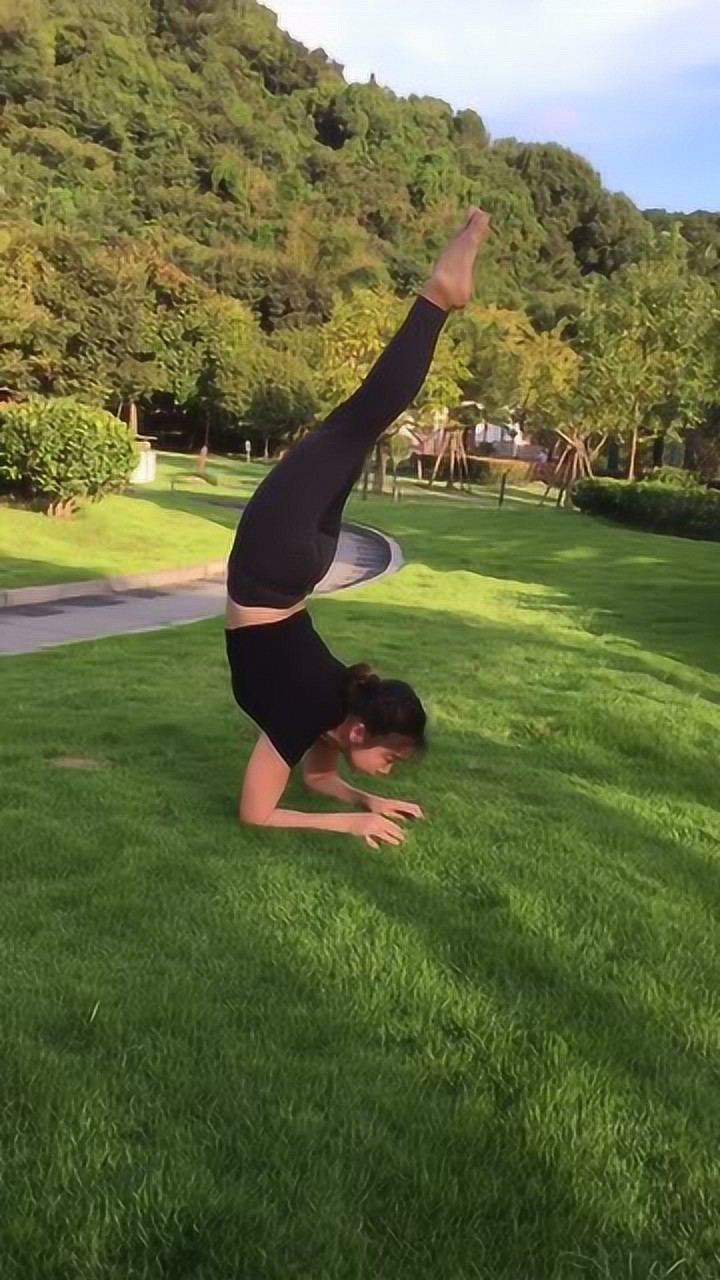 手臂倒立需要手臂力与腰部的核心力