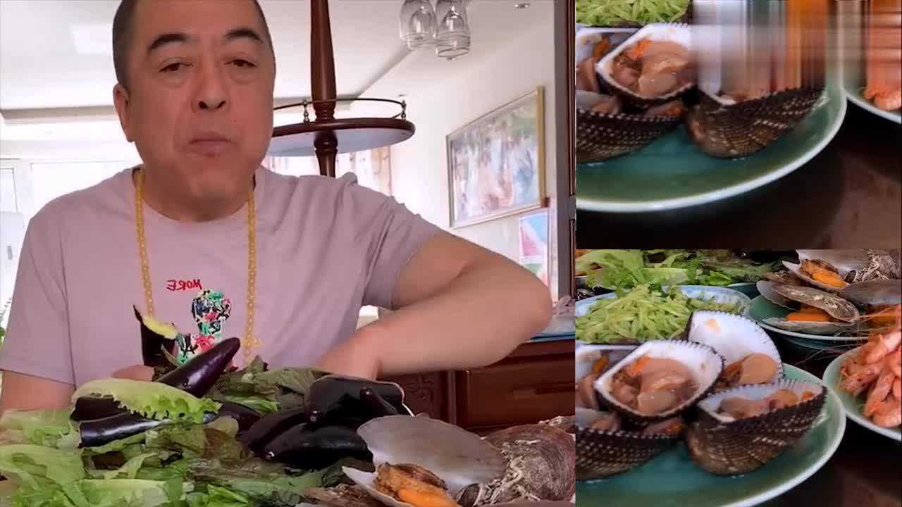 东北大叔直播吃扇贝,生茄子,各种美食就是粉碎,是我向往的生活