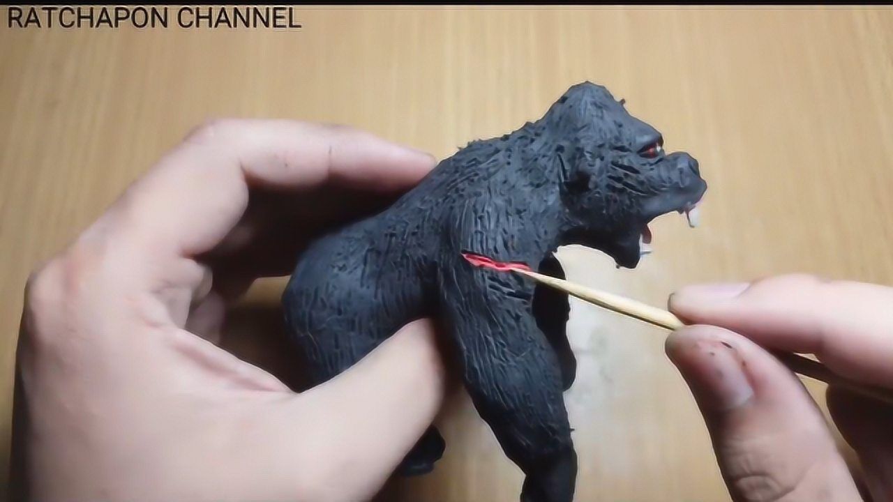 手办用橡皮泥制作的金刚大猩猩连战斗时受的伤都清晰可见