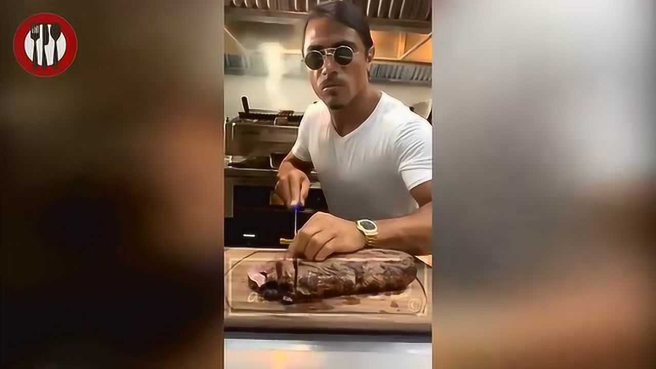 撒盐哥把切好的牛排浇上了不明液体然后撒盐好恶心