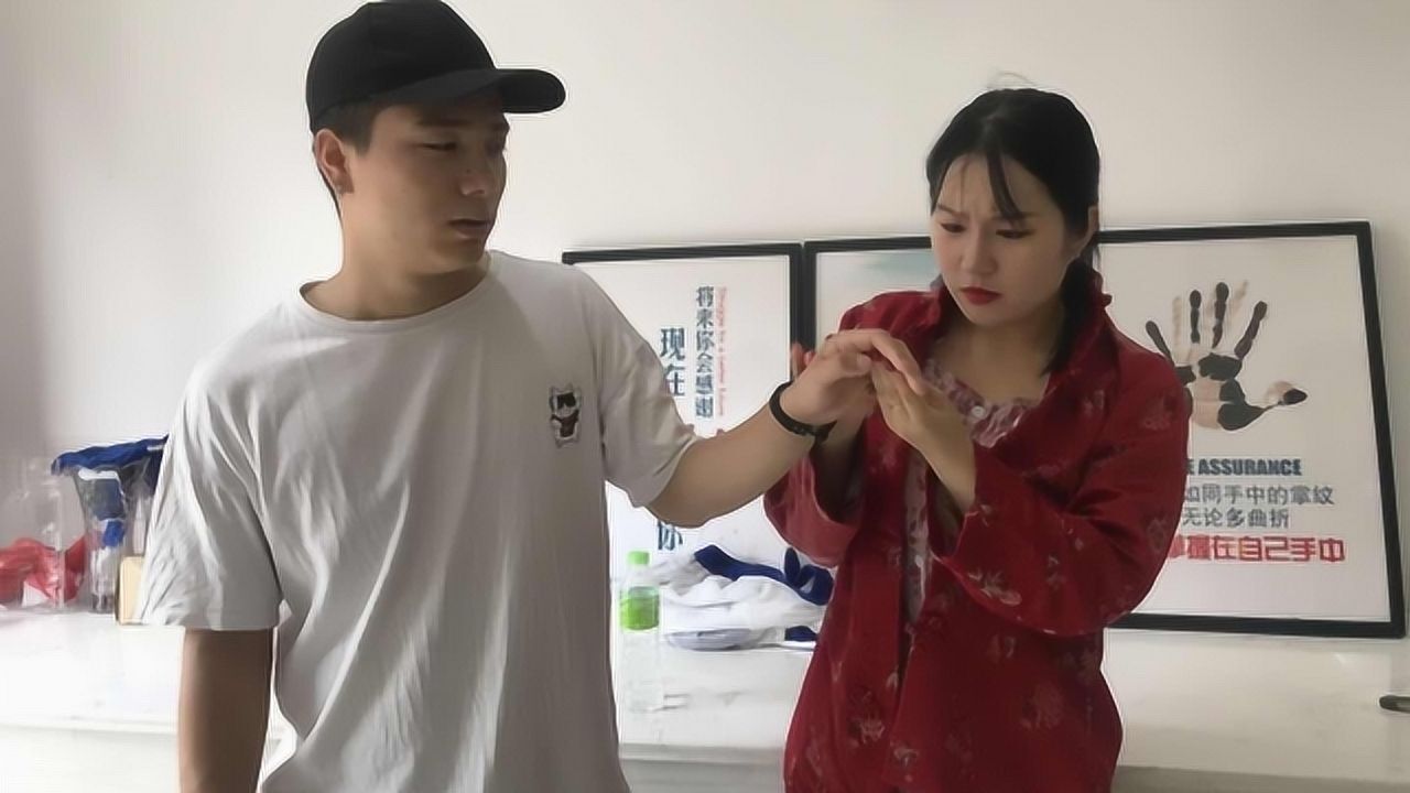 女儿12岁总穿纸尿裤，母亲奇怪，无意看到公公的手，母亲崩溃了_高清