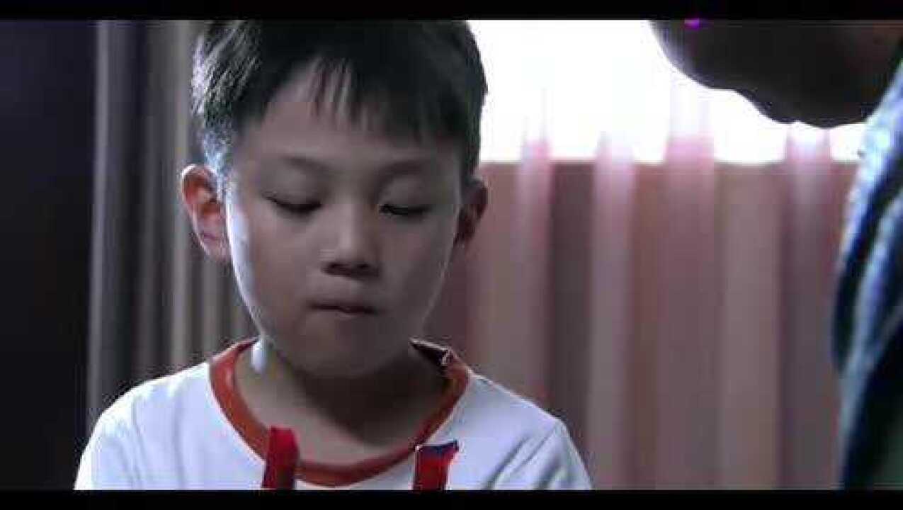 小孩被绑架了竟丝毫不慌！还和绑匪针锋相对！真不愧是特警儿子！_高清
