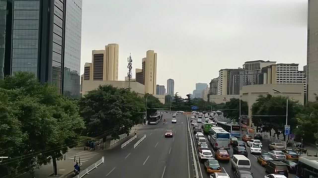 寸土寸金的北京二环内高楼林立却有排破旧老房子啥情况