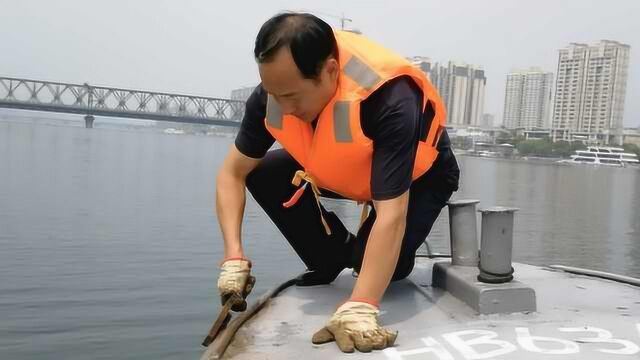 55岁艇长守护航标35年:吃住都在船上,用12分力气维护