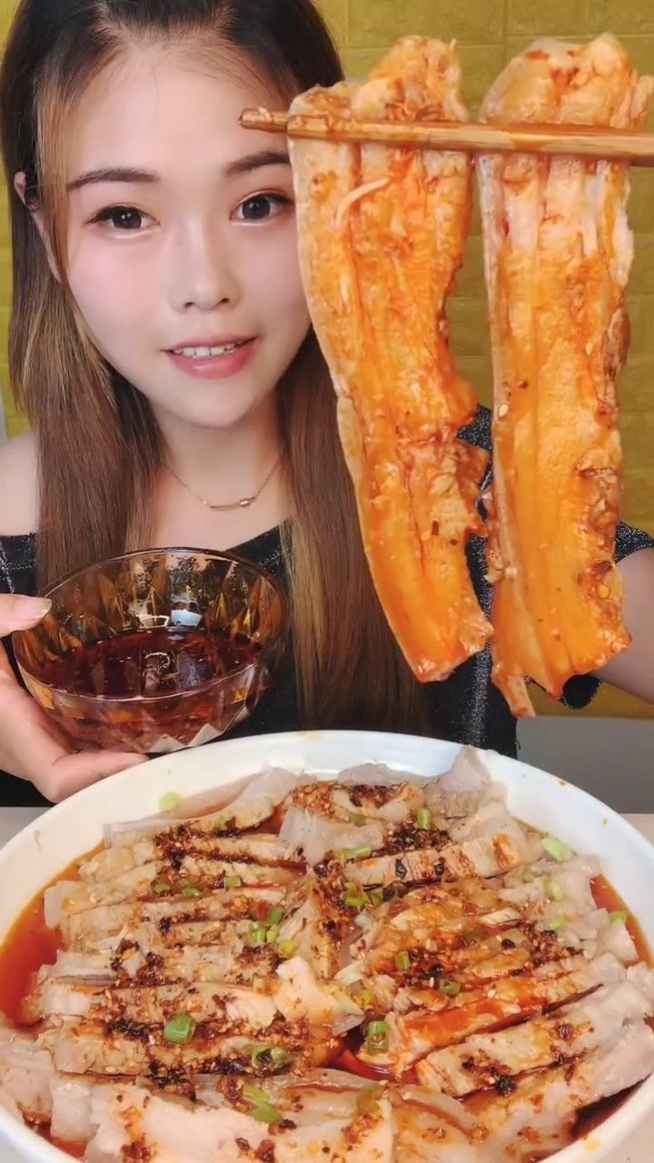 美女小姐姐吃蒜泥五花肉,隔着屏幕都觉着香,这吃法没谁了!