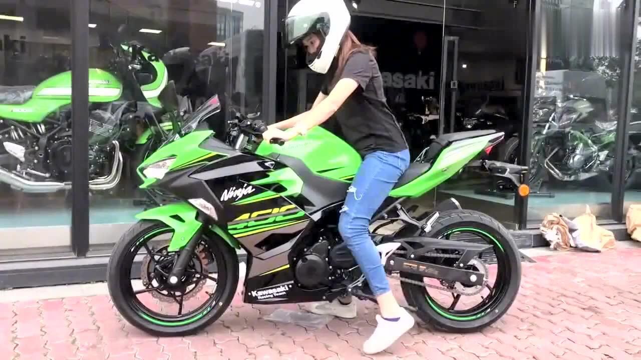 骑着川崎小忍者400的女车友看起来真的特别酷炫很拉风