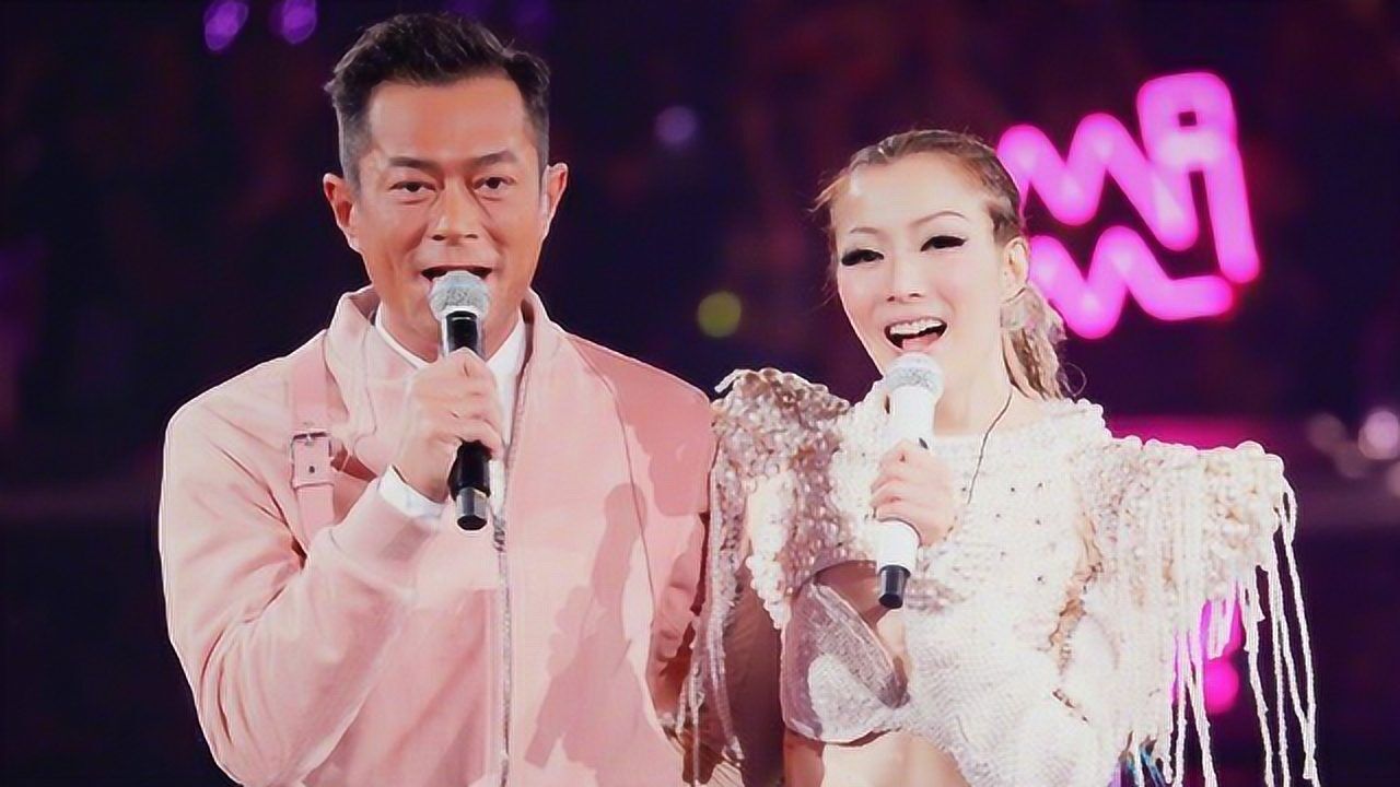 全场尖叫!古天乐惊喜现身郑秀文演唱会,二人合唱《默契》太甜了