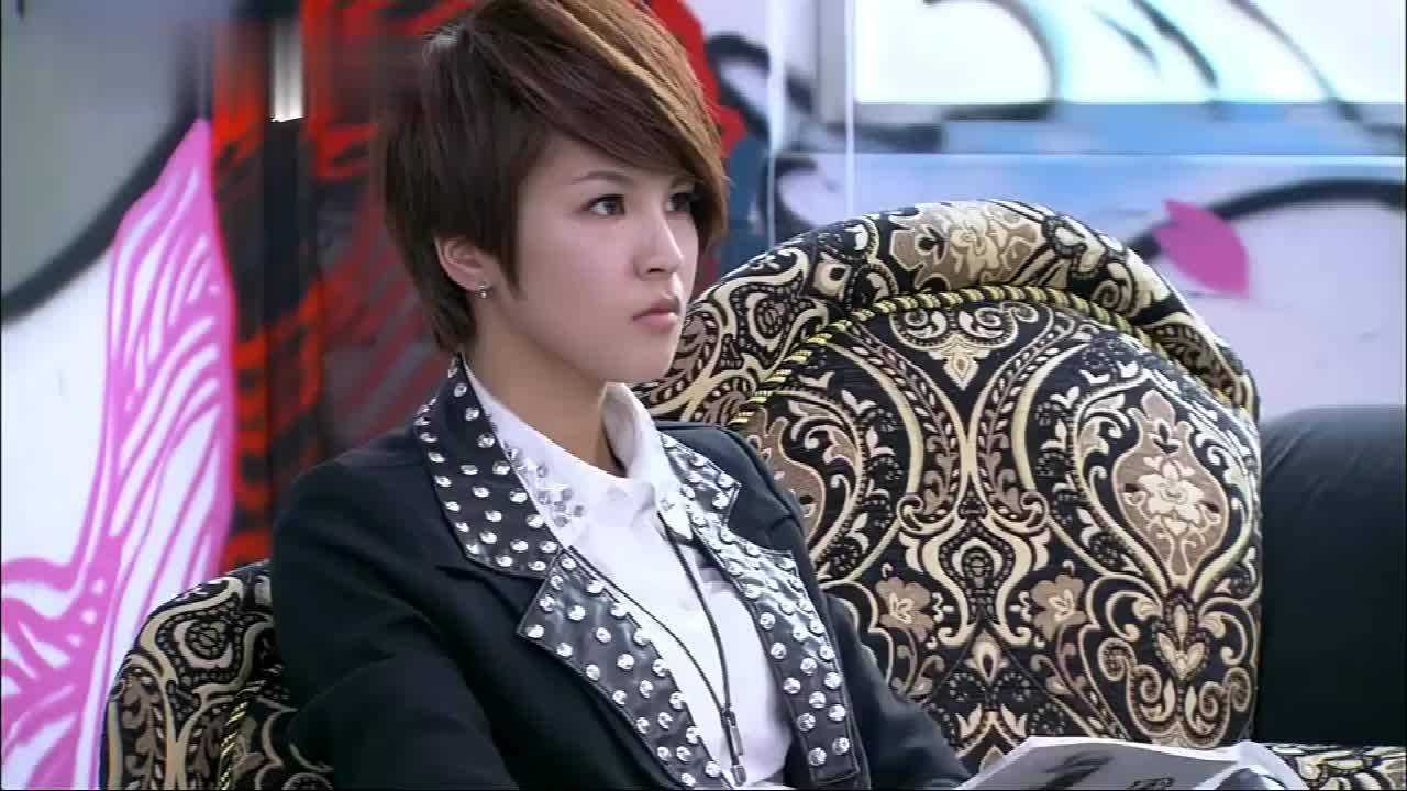 终极一班:蔡云寒在上面讲课,汪大东往桌子上一趴,难道生病了?