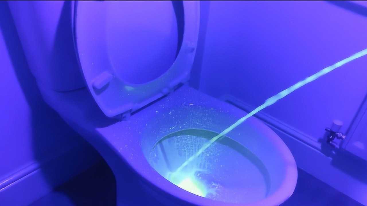 男人坐着尿才最健康？小伙紫外线演示全过程，看完你还想站着尿？_腾讯视频