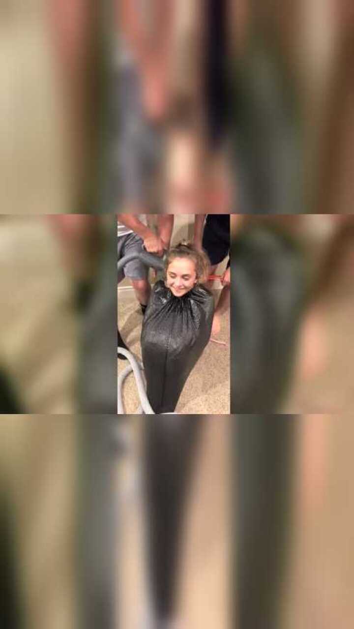 外国妹子挑战真空袋,还没开始就倒了,太逊了吧