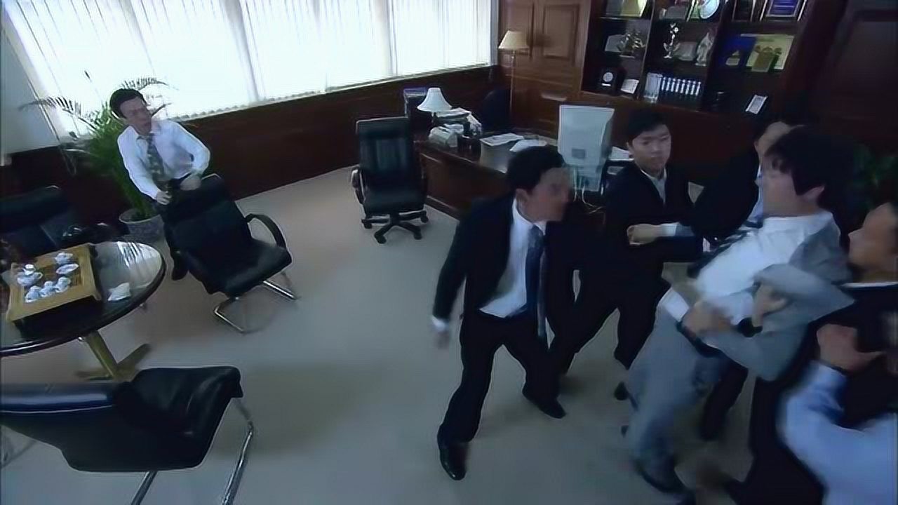 黑老大写不出软件，让手下去偷别人源代码，下一秒报应来了！_腾讯视频
