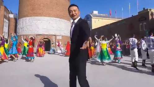 央视主持人尼格买提的一首《跟我到新疆》，载歌载舞，尽显新疆热情！