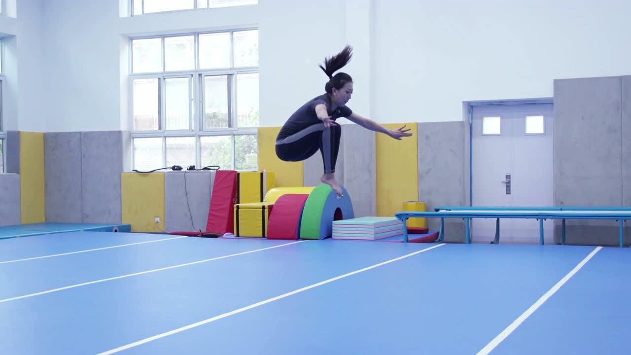 大学九级专项素质内容:下肢力量(女)团身跳