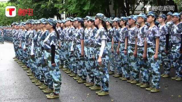 春风十里不如军训下雨?广州大学雨中军训,新生感受:都挺好