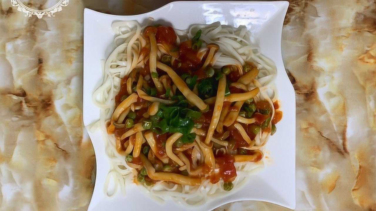 朋友送的牛奶面条做一个双菇西红柿拌面奶香十足鲜香好吃