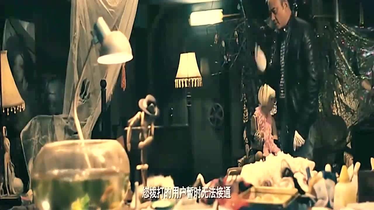 美女被人迷昏，变态男竟拿剪刀慢慢的剪开她的衣物，扎心了_腾讯视频