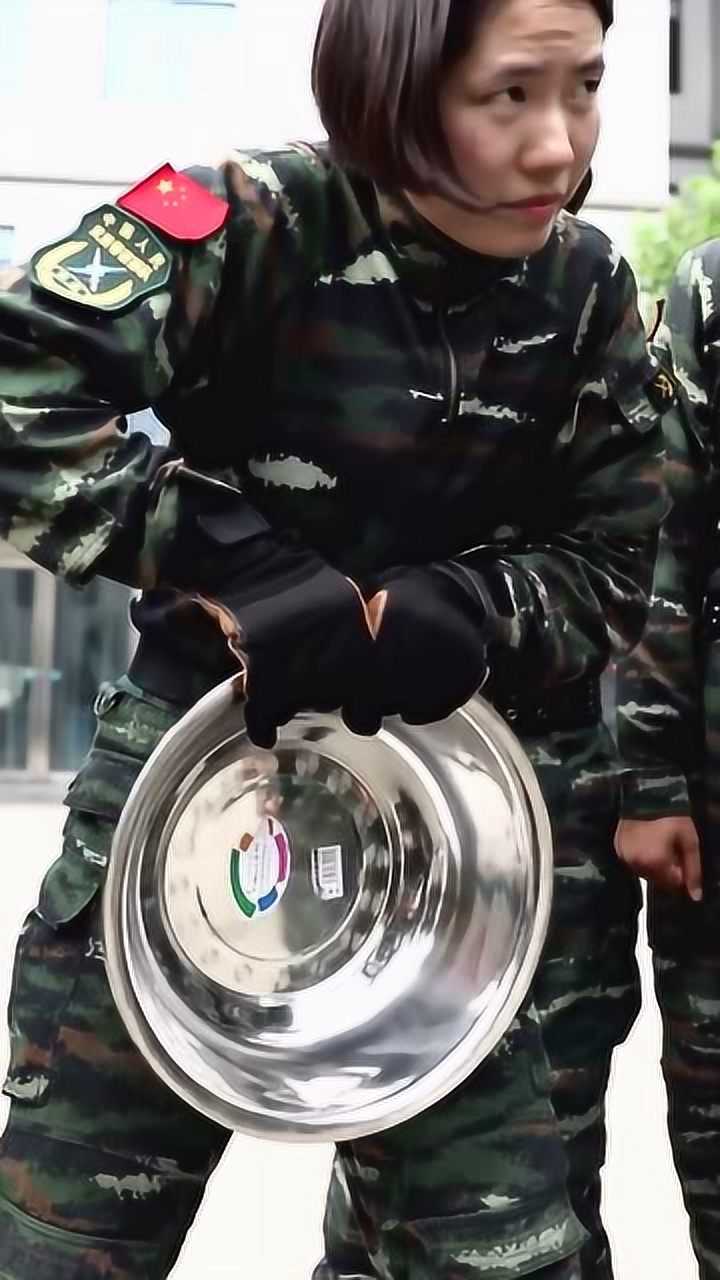 武警女特战队员徒手撕脸盆,这是高手!战友表情亮了