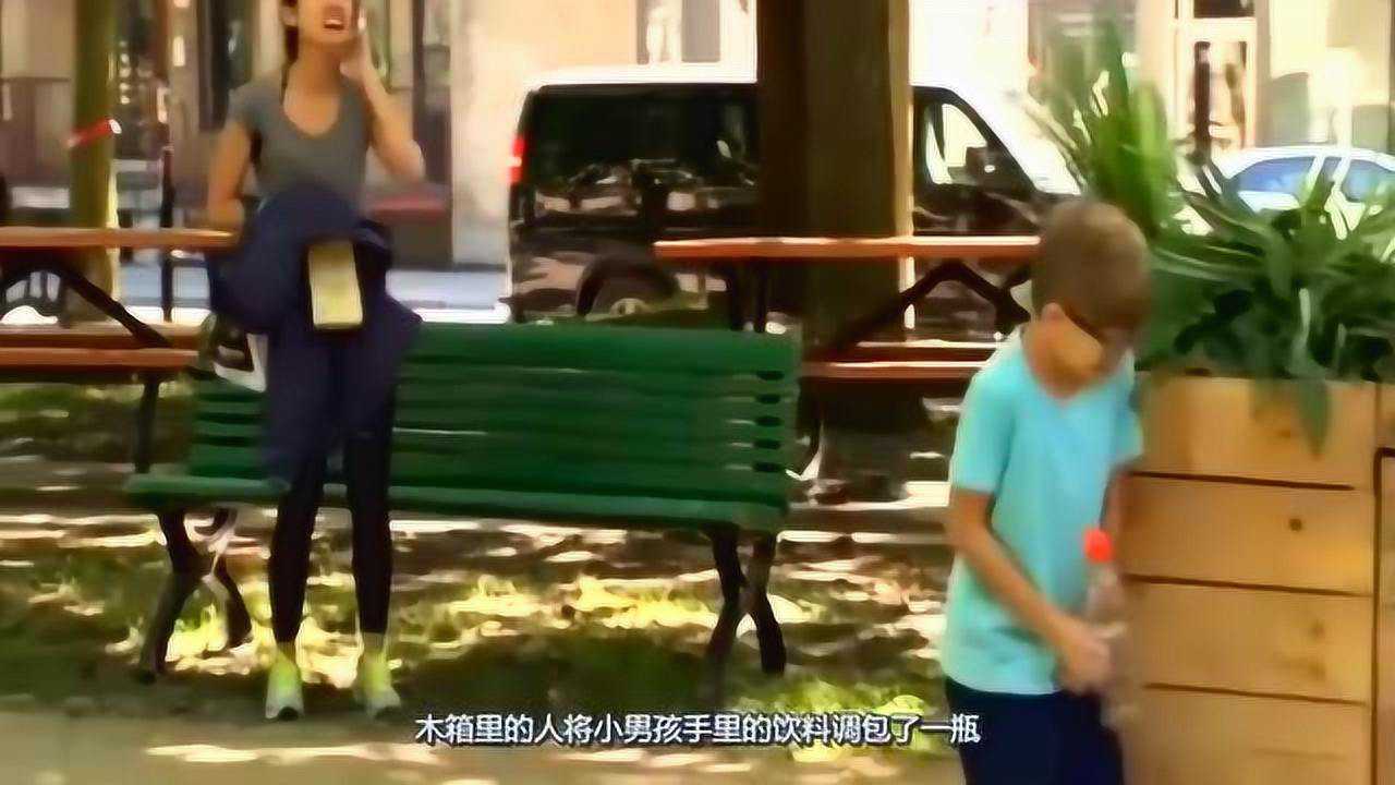 小男孩尿急尿在饮料瓶，路过男子误喝路人表情会怎样？网友：鬼才_高清