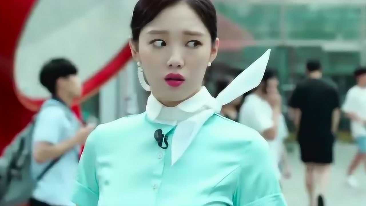 女警:李圣经亲自出马,假扮空姐调查丝袜被喷事件,一出街就被喷