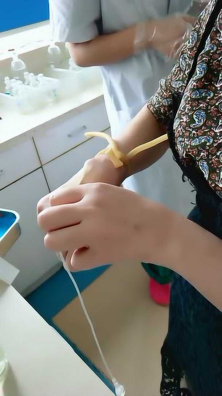 护士美女生病了,下班自己打针输液,真下得去手了!