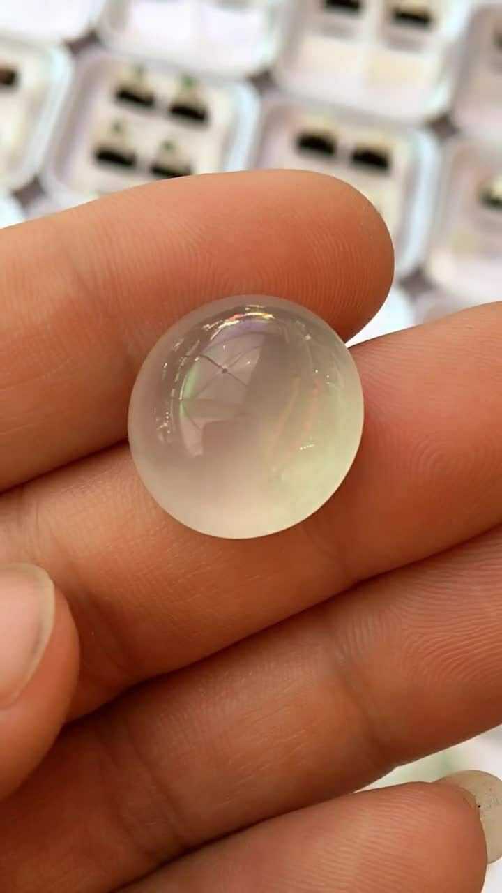 这是一个透明色的翡翠,它看起来还不错,就是雾面有点大