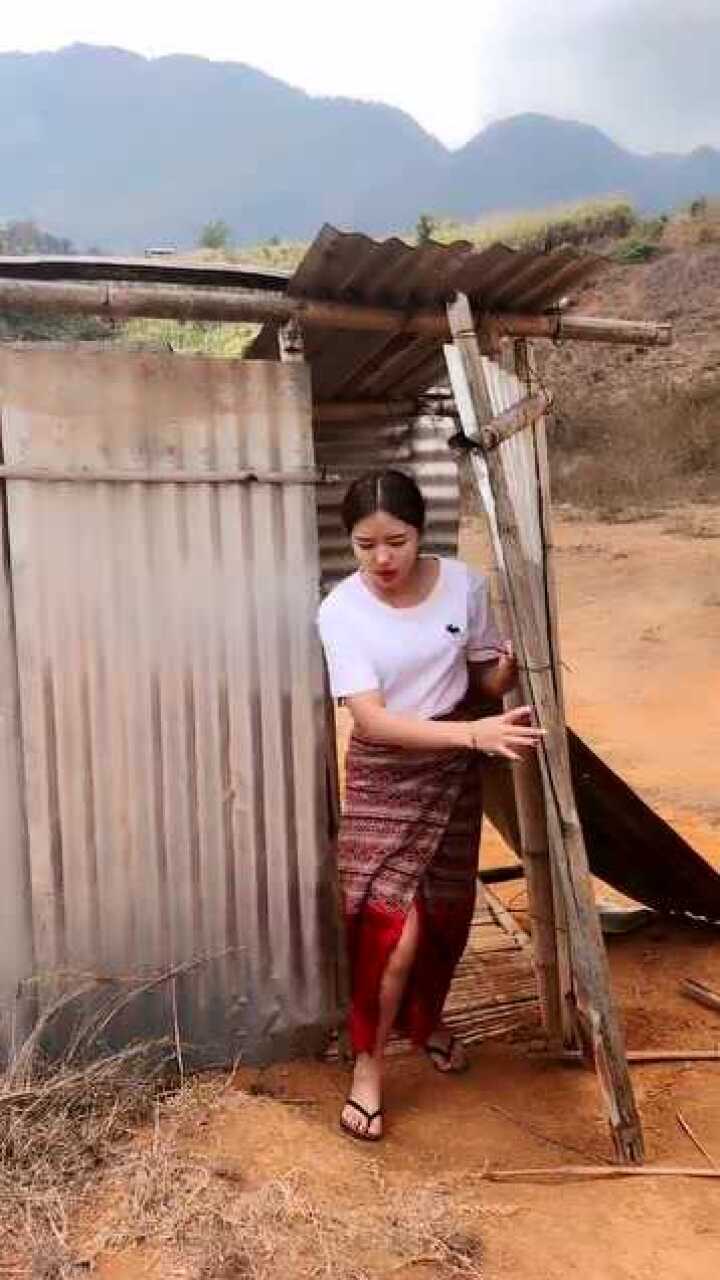 缅甸美女上厕所的地方,竟然这样简陋,不怕被人偷看吗?