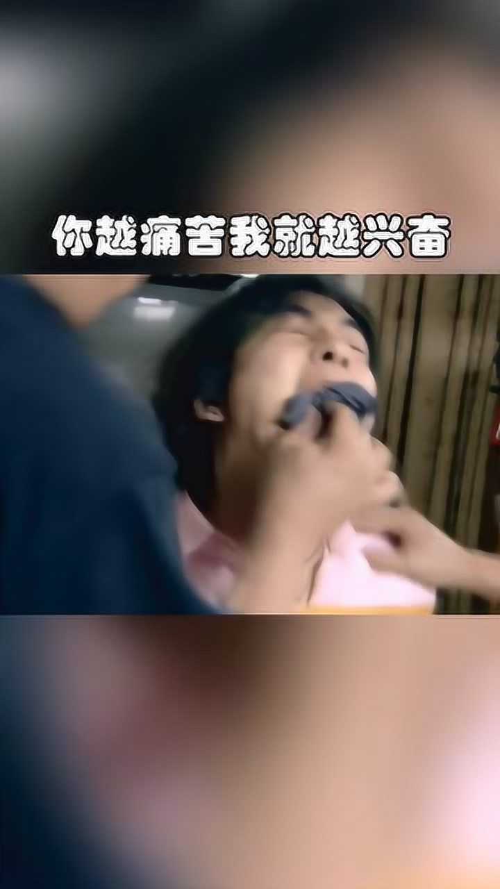 劫匪把小伙五花大绑，非要用臭袜子堵嘴，小伙怀疑人生_腾讯视频