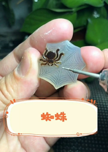 利用石头本来的颜色雕刻一只蜘蛛,真的是栩栩如生