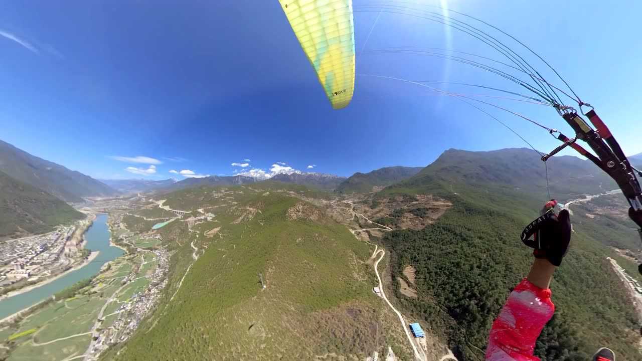 云南丽江滑翔伞,360度体验滑翔伞,是什么感觉?
