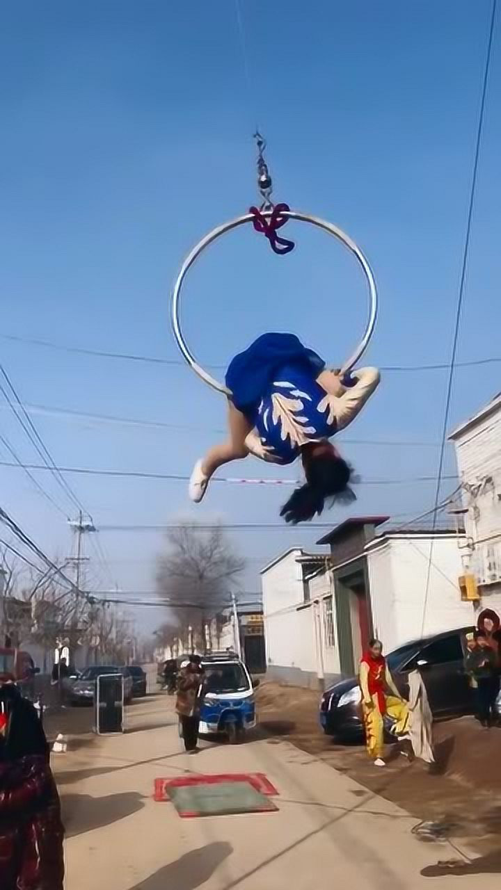 美女表演倒挂金钩,姿势真的太优美了