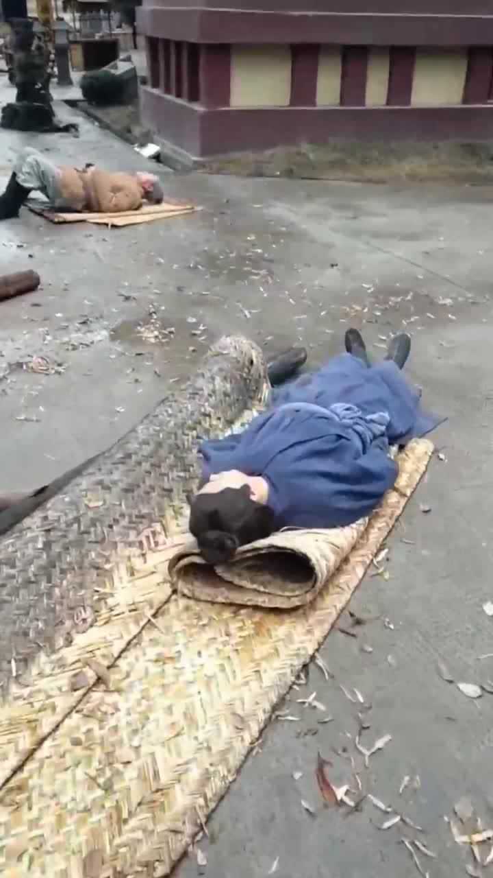 实拍古装剧拍戏现场演员们专业躺尸不打呼噜我也想去干了