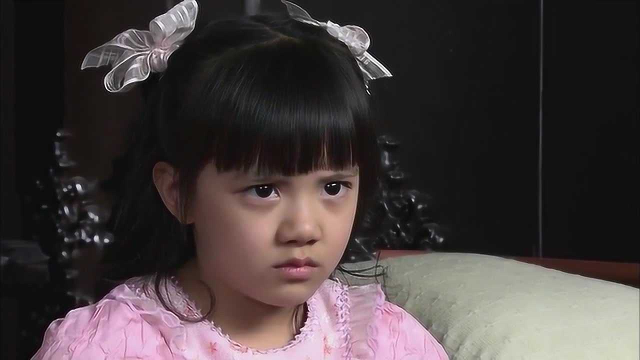 《天涯赤子心》美芳给小君扎辫子,让她想起了妈妈,顿时忍住哭了