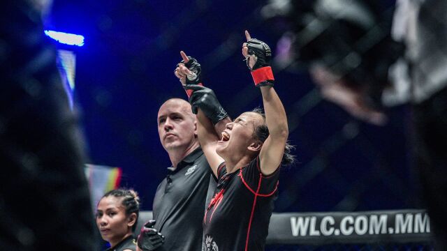 格斗"林妹妹"铁笼连续重拳出击 对手毫无办法只能挨揍