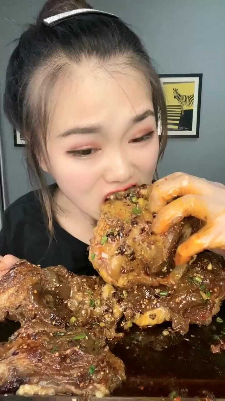 大胃王萱萱开饭了,牛窝骨咬下去太有食欲了