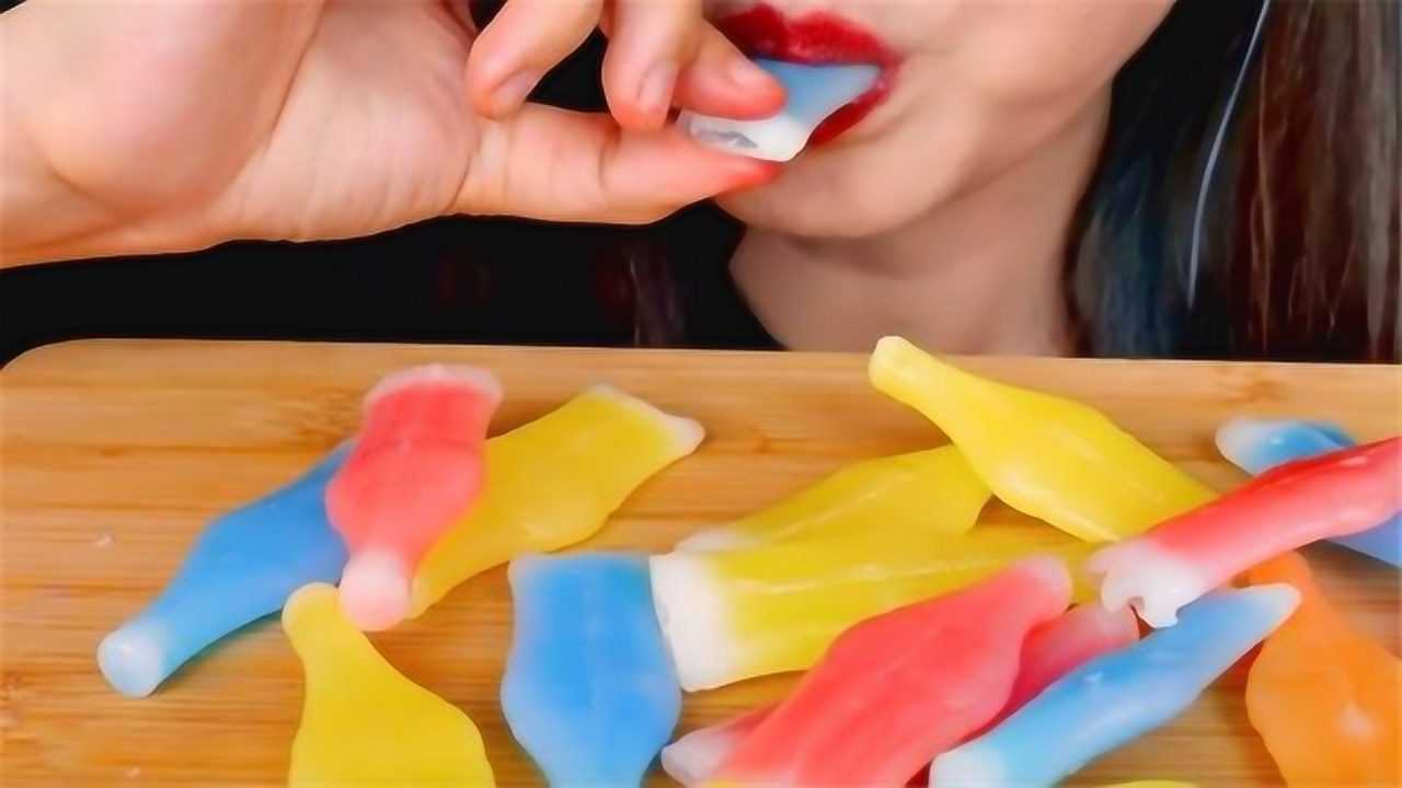 解压咀嚼音吃播吃网红蜡瓶糖里面全是水果果汁