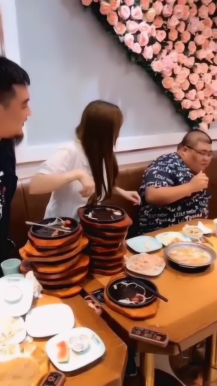 大胃王猪小妹看到泡泡龙的肚子这绝对是没吃饱的暗示走下一家上课