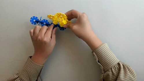 2020-4-1小班搭建《雪花片拼插蜗牛》