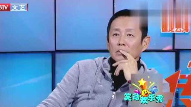 传承者挑战“高空叠椅”,椅子晃动让人心惊,台下的人表情紧张