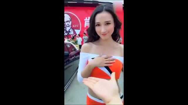 00后嫩模小姐姐参加车展, 身材和颜值都是极好的!