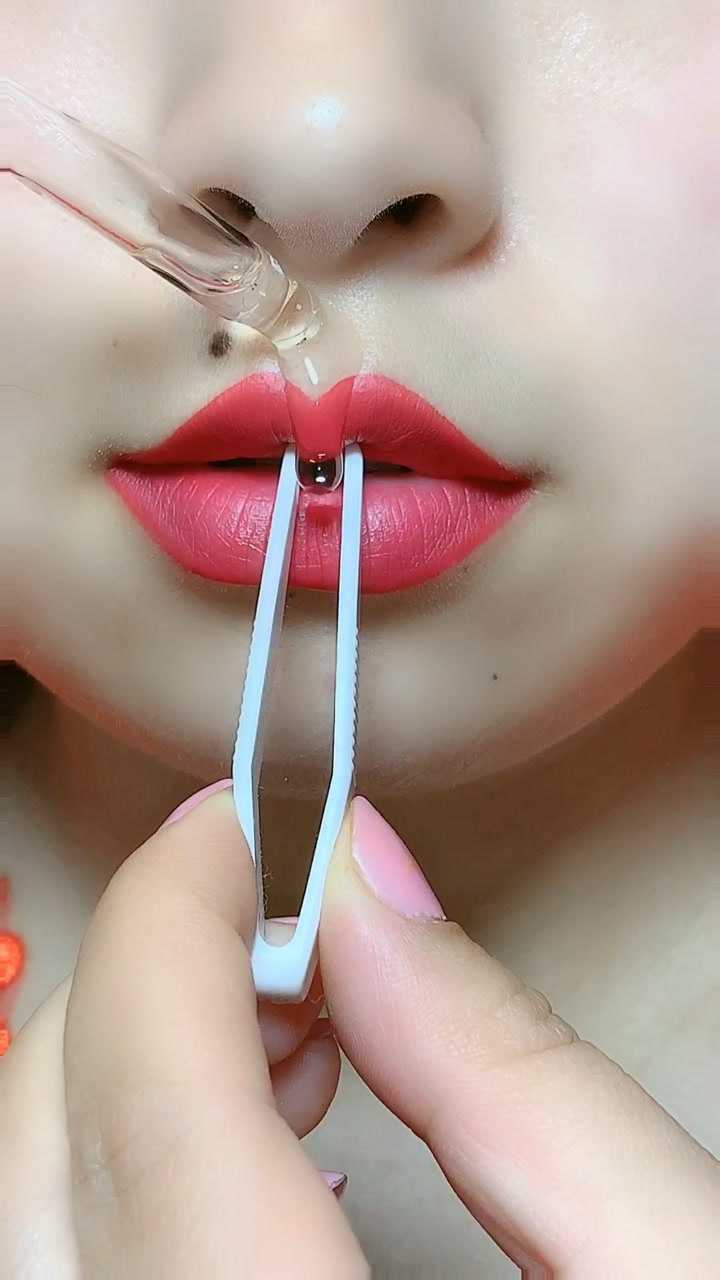 嘟嘟唇这样做