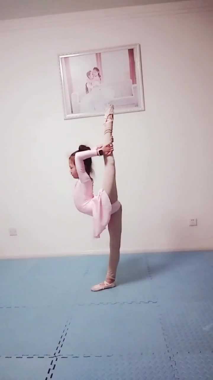 最近这视频火了小妮子秀掰腿一字马简直太溜了