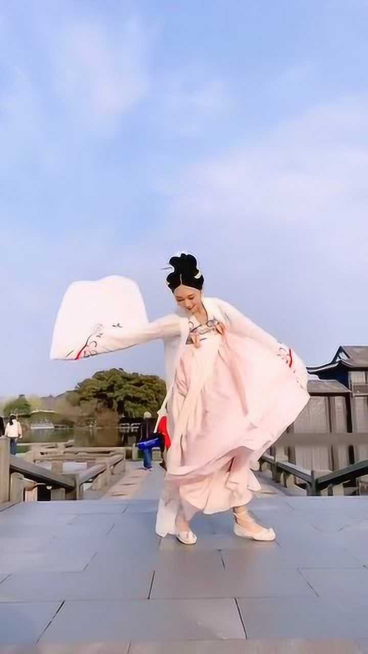 美女着古装跳舞像是从画里走出来的仙女美极了