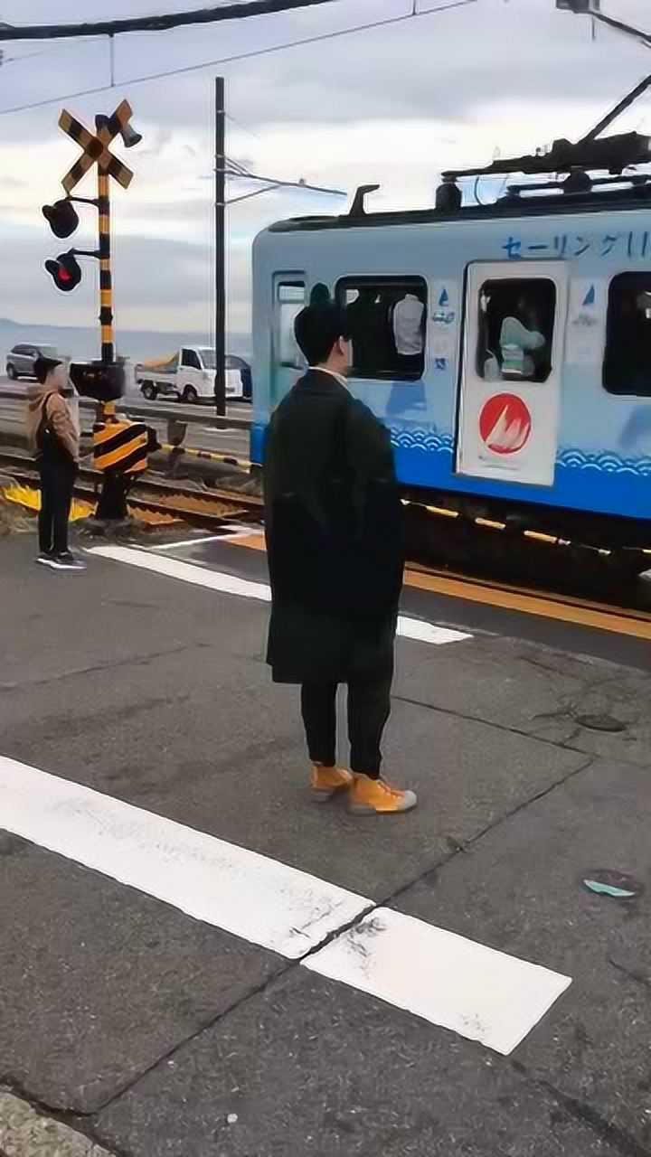 镰仓偶遇胡一天连背影都如此帅气转头的那一瞬间爱了