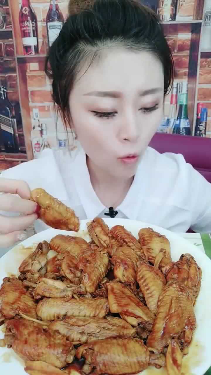 美女直播吃可乐鸡翅这吃相真馋人看着就过瘾