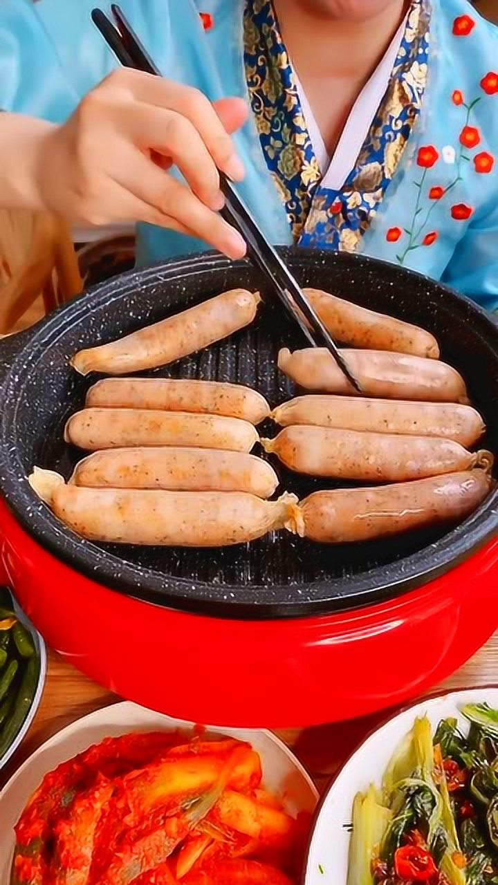 自己在家做煎烤肠吃,网友:今天的伙食怎么这么好?